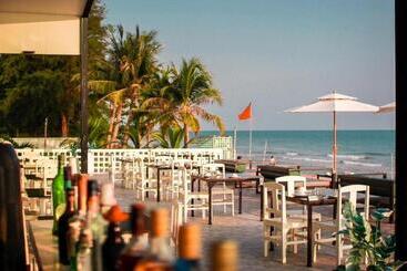 Отель Rattana Pura Beach Resort