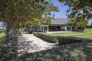 בית מלון כפרי Takatu Lodge And Vineyard