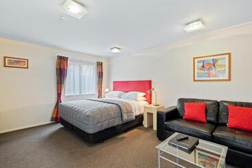 هتل Tussock Peak Lodge