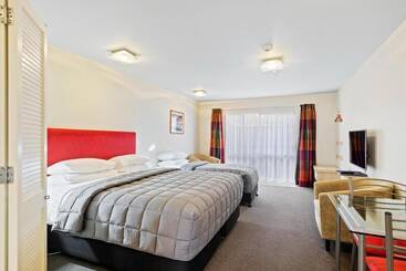 هتل Tussock Peak Lodge
