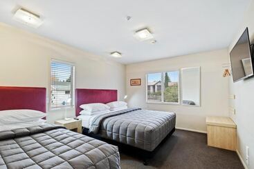 هتل Tussock Peak Lodge
