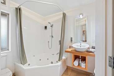 هتل Tussock Peak Lodge