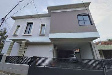 هاستل Zleepy Pondok Gramada