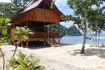 پانسیون Nusa Nalan Beach Resort