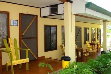 هتل Cabinas Marielos