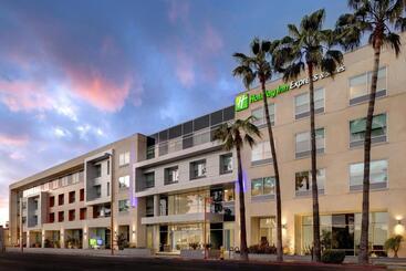 هتل Holiday Inn Express & Suites Glendale Downtown