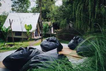 هتل Rewild Camp And Cafe