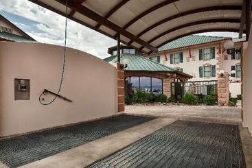 Best Western Plus Swiss Chalet Hotel & Suites