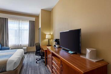 هتل Best Western Plus University Park Inn & Suites