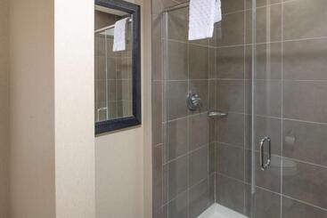 هتل Best Western Premier Bryan College Station