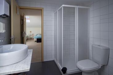 هتل Peniche Surfcamp Hostel