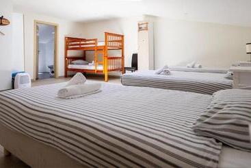 هتل Peniche Surfcamp Hostel