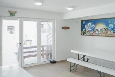 هتل Peniche Surfcamp Hostel