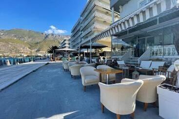 هتل Mantas Seaside Boutique