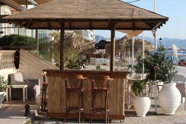 هتل Mantas Seaside Boutique
