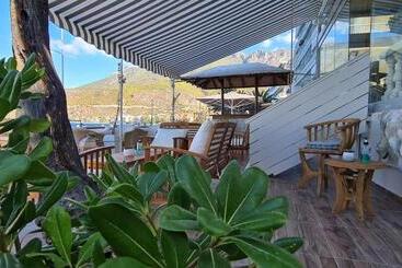 هتل Mantas Seaside Boutique