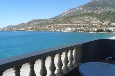 هتل Mantas Seaside Boutique