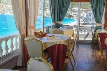 هتل Mantas Seaside Boutique
