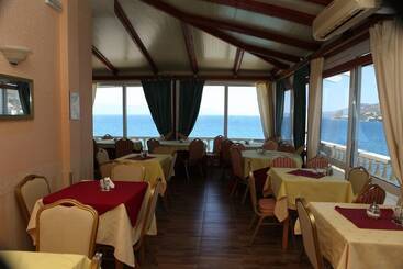هتل Mantas Seaside Boutique