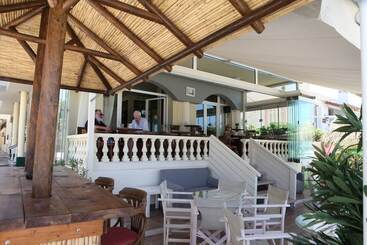 هتل Mantas Seaside Boutique