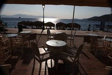 هتل Mantas Seaside Boutique