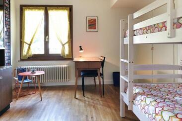 تختخواب و صبحانه Lindo Lugar   Just A 7 Minute Walk From The Airport