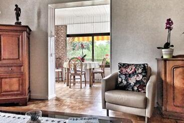 تختخواب و صبحانه Lindo Lugar   Just A 7 Minute Walk From The Airport