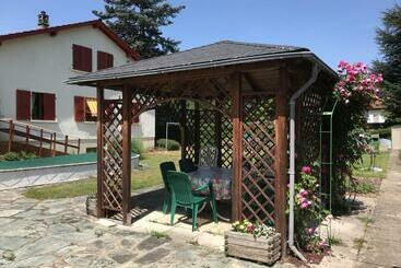 تختخواب و صبحانه Lindo Lugar   Just A 7 Minute Walk From The Airport