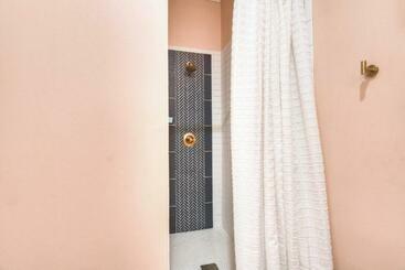 هتل The Pink Room At Emily S On The Island