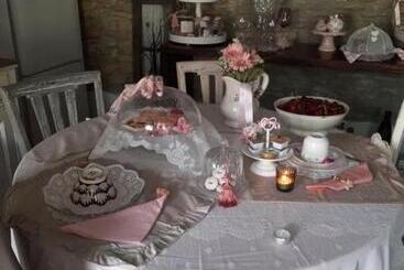 تختخواب و صبحانه Bb Lady