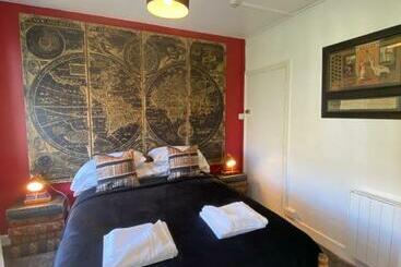 هاستل The Library Style Room