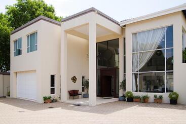 پانسیون The Houghton Villa