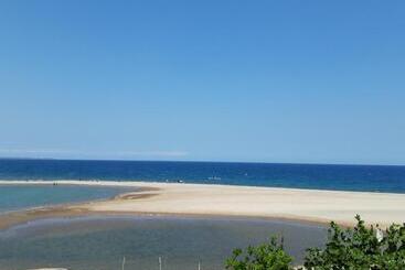 تختخواب و صبحانه Cristina Beachfront Cottages
