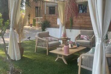 تختخواب و صبحانه O Deux Cèdres