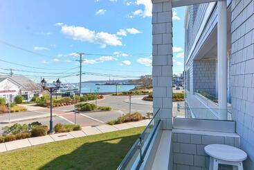Harbourtown Suites On Plymouth Harbor