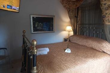 پانسیون Michaelangelo Guest House