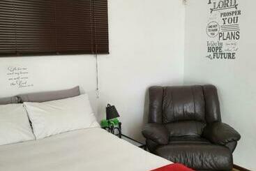 پانسیون Nikita S Self Catering Haven 2