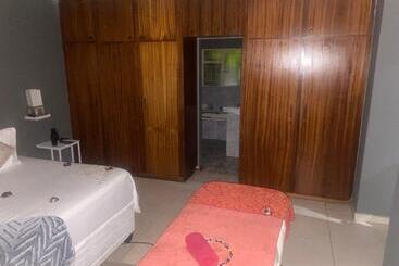 تختخواب و صبحانه Warmbaths Thai Spa And Guest House