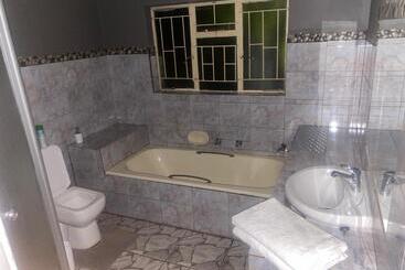 تختخواب و صبحانه Warmbaths Thai Spa And Guest House