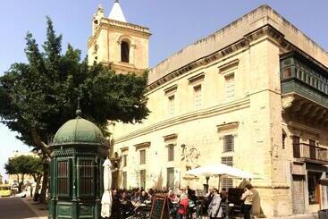 تختخواب و صبحانه Luciano Valletta Boutique