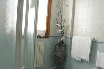 تختخواب و صبحانه Residence Meuble' Cortina