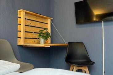 Blue Doors Hostel Ktv
