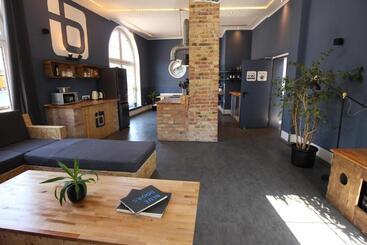 Blue Doors Hostel Ktv
