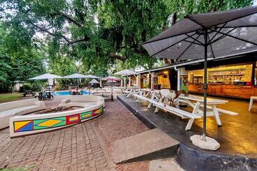 مسافرخانه Shoestrings Backpackers Lodge Vic Falls