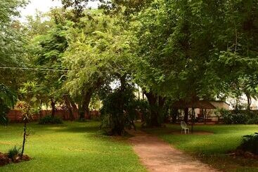 مسافرخانه Shoestrings Backpackers Lodge Vic Falls