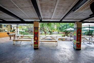 مسافرخانه Shoestrings Backpackers Lodge Vic Falls