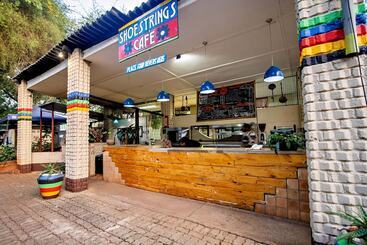 مسافرخانه Shoestrings Backpackers Lodge Vic Falls