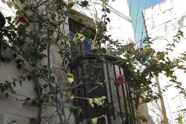The Burrow Guest House - Tarxien