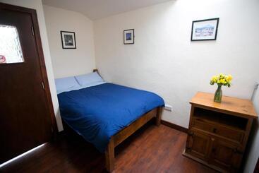 هتل Aille River Tourist Hostel And Camping Doolin