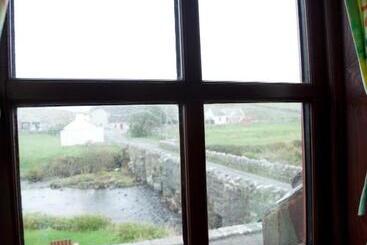 هتل Aille River Tourist Hostel And Camping Doolin